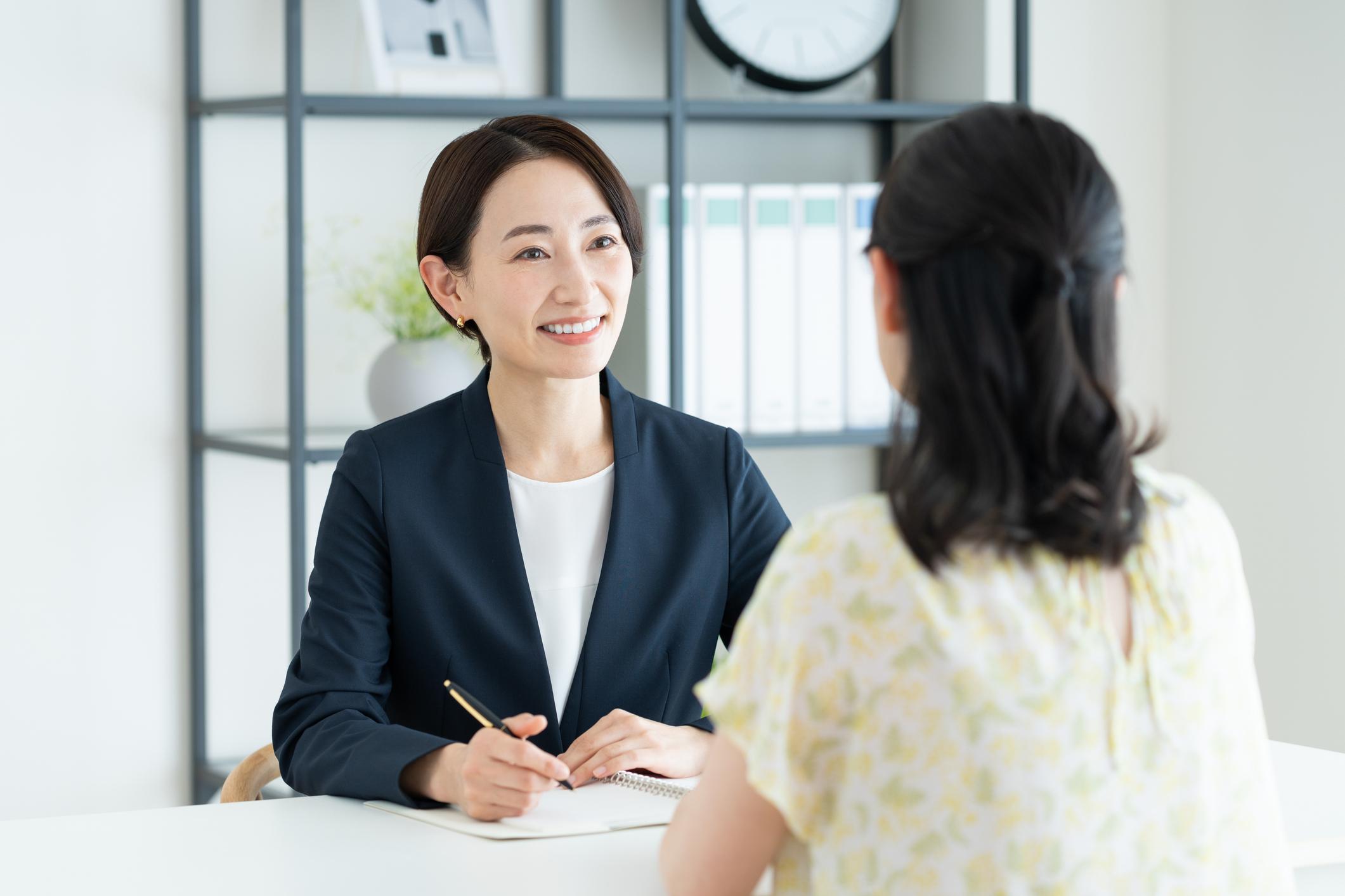 团队在明亮的会议空间交流业务信息